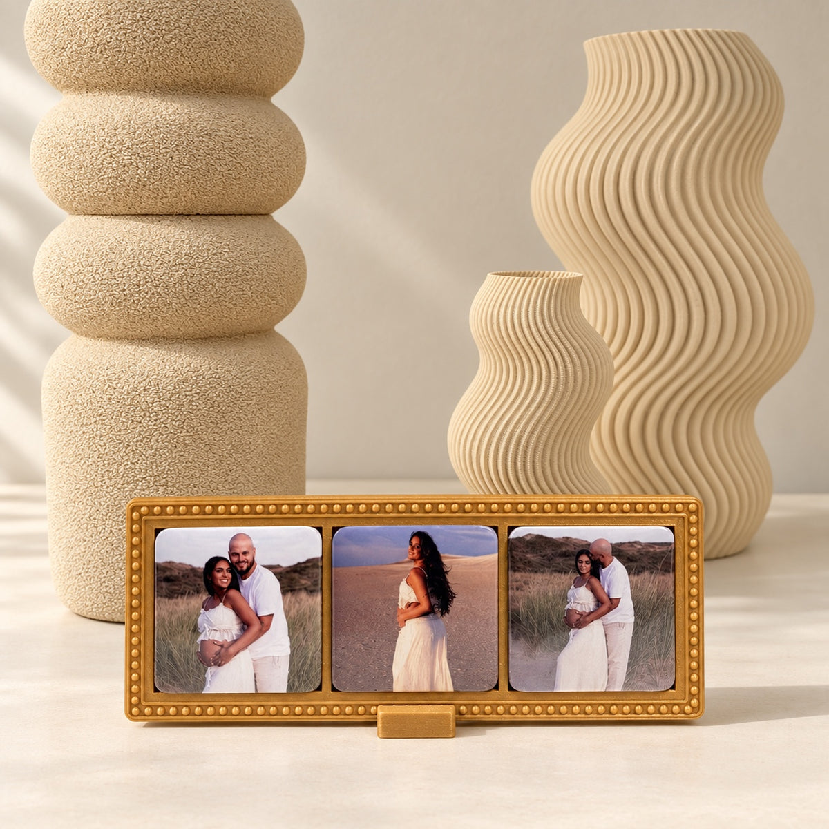 Cadre perlé YVAR avec 3 magnets photo dans un décor beige