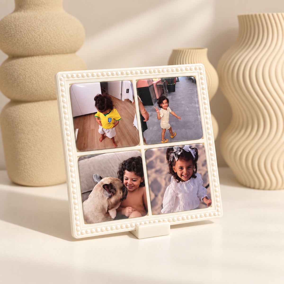 Cadre perlé carré avec quatre magnets photo, vue en angle dans un décor beige